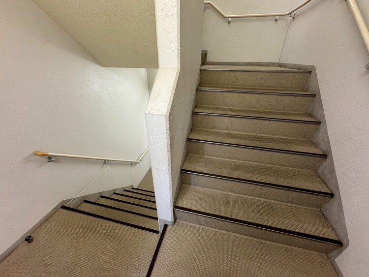 その他 共用部の階段です。明るく清潔に管理されています。