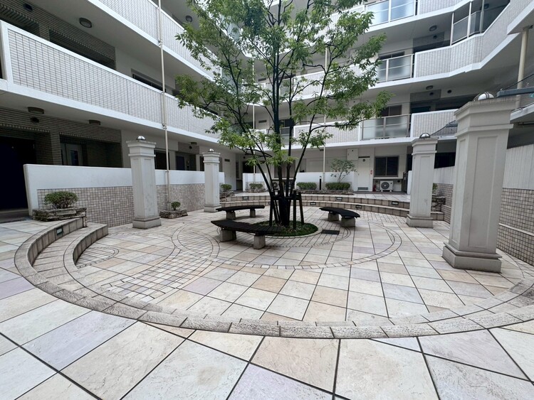 その他 マンションの敷地内には、中庭もございます。