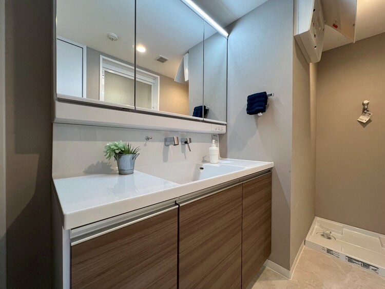 その他 清潔感を感じられる洗面化粧台。