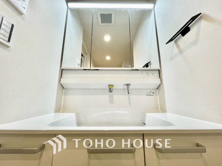 洗面 【WASHROOM】◆快適◆煌びやかな暮らしの中にも忘れたくない快適さ。大きな収納が助けてくれます。