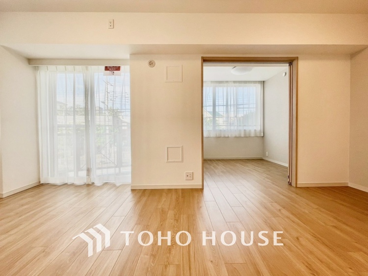 内装 【LIVING】◆陽光◆が差し込む。この開放的なLDKに家族の笑顔が集う。家族が一緒に過ごす空間は明るく、そして居心地よく。