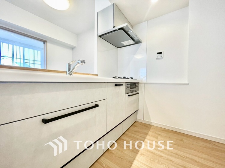 キッチン 【KITCHEN】◆ワクワク◆開放的で機能性も高いシステムキッチン。お子様は毎日のご飯にワクワク！