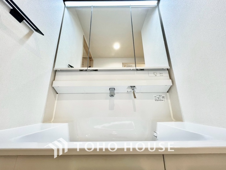 洗面 【WASHROOM】◆快適◆煌びやかな暮らしの中にも忘れたくない快適さ。大きな収納が助けてくれます。
