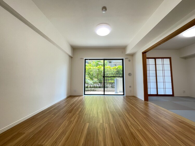 居間 居心地の良い空気感は、暮らしのステージを彩り、心からのやすらぎと満足感を与えてくれます。