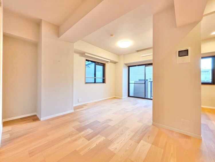 居間 忙しく過ぎゆく日常を置き去るほど、ゆったりした時間が流れるリビング。