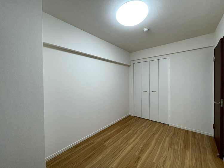 寝室 ベッドも十分に設置するスペースがあります。