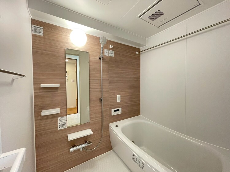 風呂 一日の疲れを癒すバスルームは、心地よいリラックスを叶える清潔感溢れる空間です。