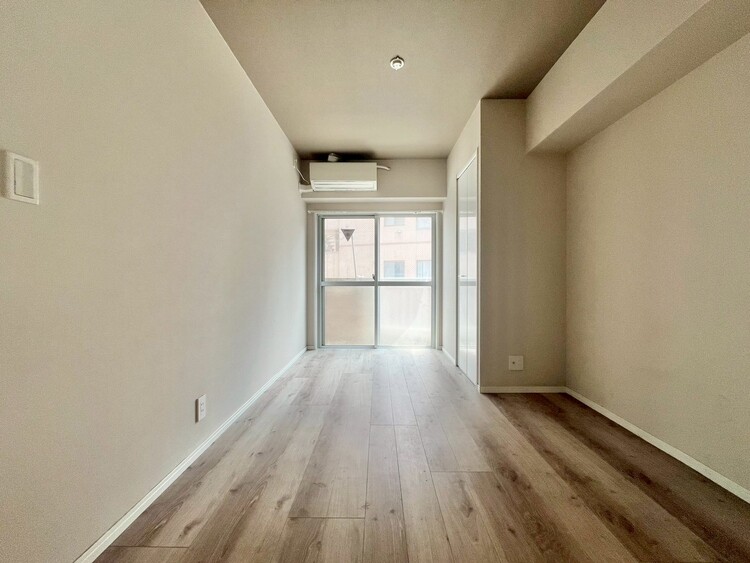 寝室 ベッドも十分に設置するスペースがあります。