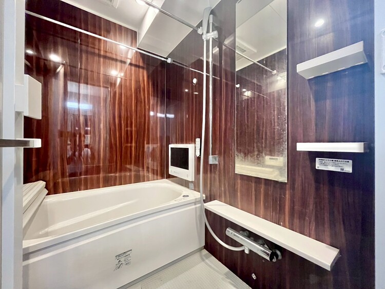 風呂 一日の疲れを癒すバスルームは、心地よいリラックスを叶える清潔感溢れる空間です。