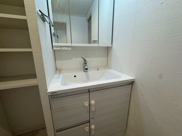 その他 清潔感を感じられる洗面化粧台。