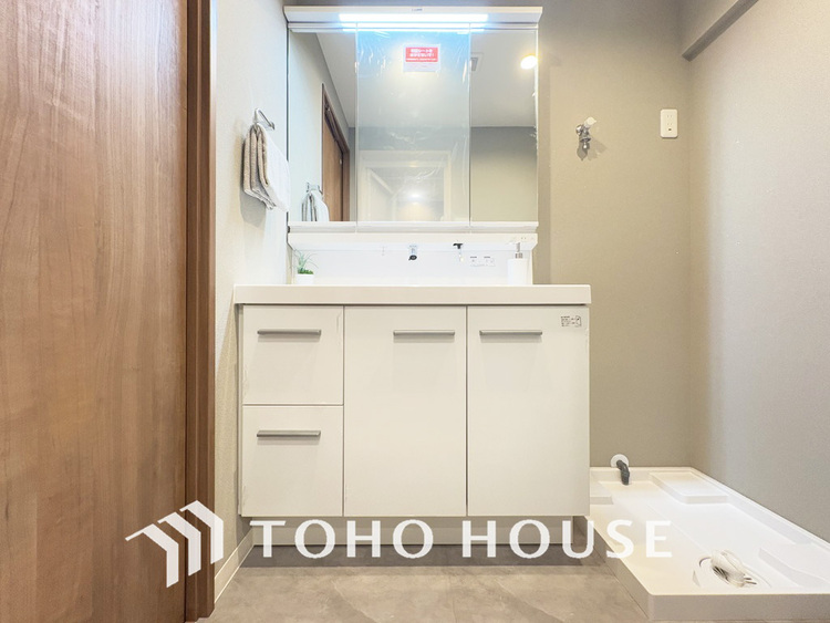 洗面 新規設置の洗面化粧台。収納豊富で使い勝手の良い3面鏡です