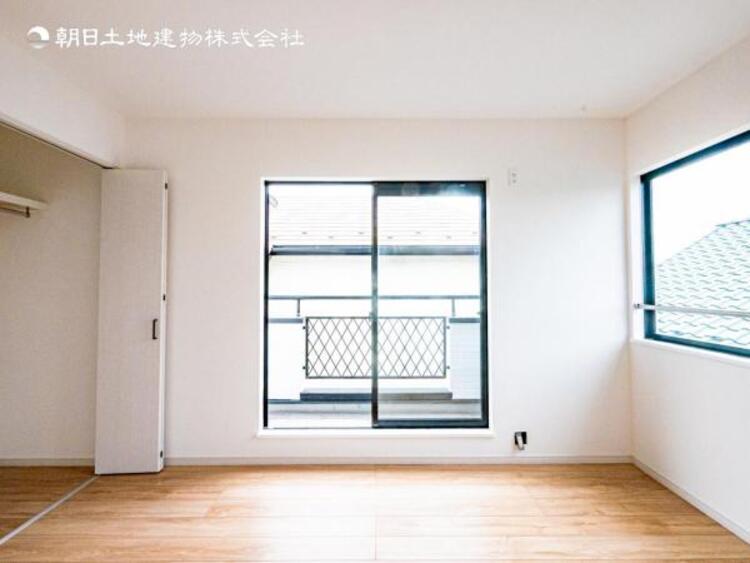 内装 採光を確保した明るい室内は風通しも良く穏やかな時が流れます！様々な生活スタイルにも対応可能な間取り。採光もアクセントの一つとして。この明るい好みの空間で読書をしたり、音楽を聞いたりと一人の時間も充実！