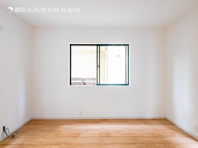 内装 穏やかな寛ぎあじわえるお部屋では有意義な時間がつくれます！！大きな窓からと陽光が注がれる明るい空間！光もアクセントの一つとして。一人時間も充実したものにできるプライベートルームは日々を豊かにします！！