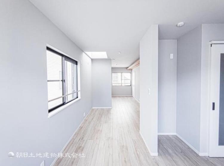 居間 家族の会話や笑顔が行き交うリビングで、子供を走り回らせたい。ダイニングテーブルでゆったり食事を堪能。光と風が溢れる開放的なリビングダイニングには、くつろぎの空間を生み自然と家族みんなが集まってきます