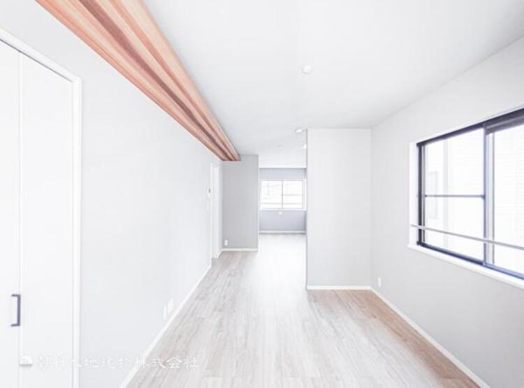 居間 お天気が晴れの日は照明をつけなくても充分明るいリビングです！どこか落ち着きのある広々とした内装です！皆で過ごす空間が、目に浮かんでくる様な優しいリビングダイニングです！くつろいだり楽しい時間を是非！