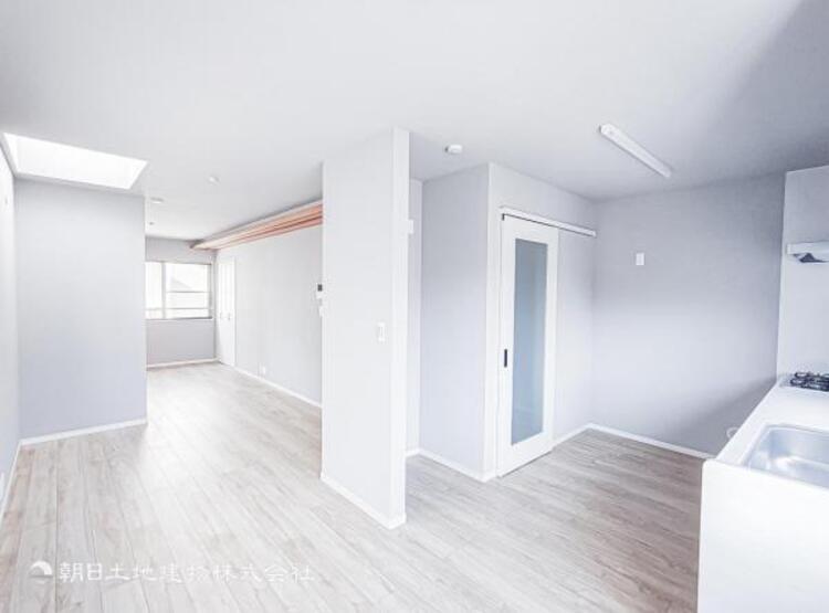 居間 リビングにあふれる採光と心地よい風のつどう調和された空間！！生活を彩る充実した日々が過ごせそうです。家族の滞在期間が長くなることを予測して、設計士が思いと工夫をこらした自慢のリビングダイニング！！！