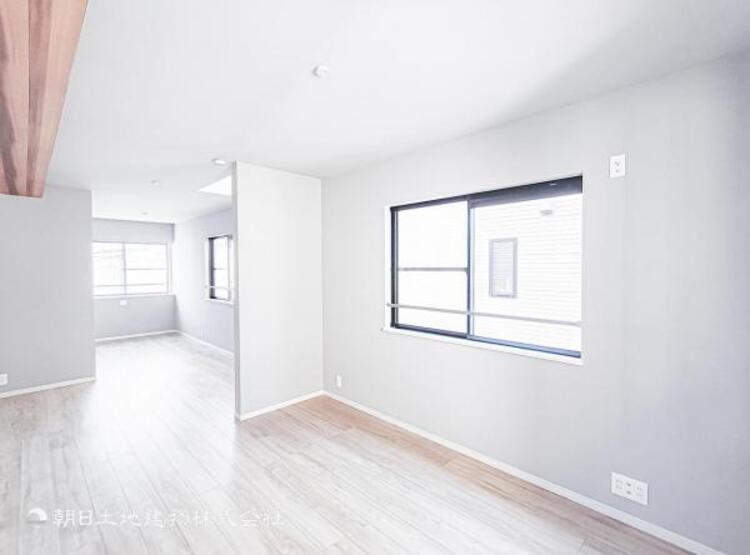 居間 開放感とプライベート感が見事に両立されたリビングダイニング！通常では相反するファクターがともにそろうと極上のくつろぎ空間が生まれます。だれにも譲りたくない至福の空間で過ごす日々は生活をより豊かにします