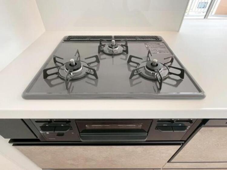 キッチン 3口コンロはお鍋もフライパンも同時に使えるので、料理効率も上がりますね。 