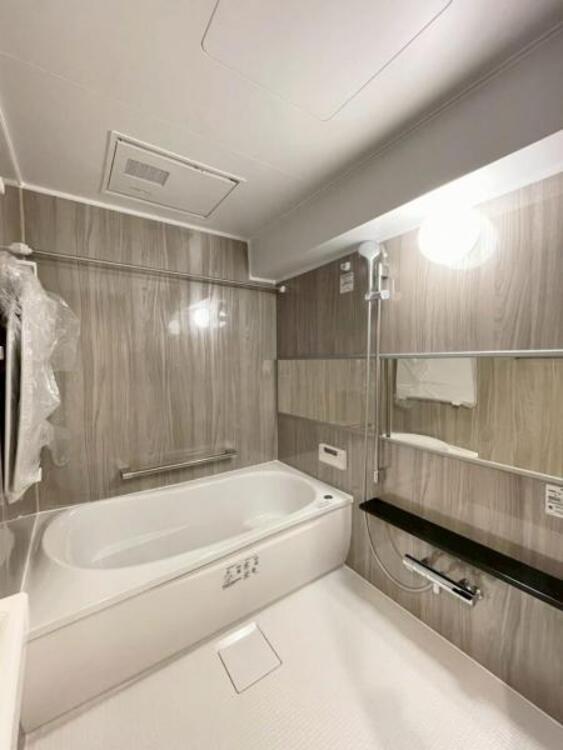 風呂 浴室乾燥機付きのバスルーム。足を伸ばしてリラックスができる安らぎの空間です 