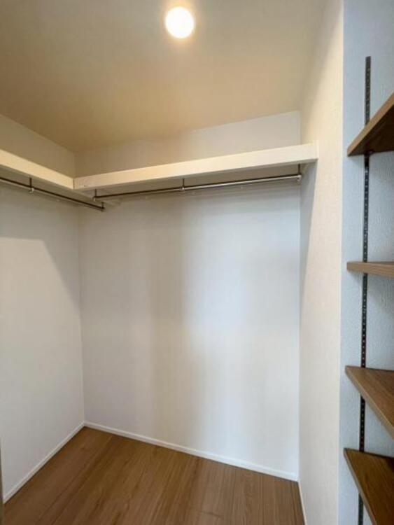 収納 大容量のWICにはご夫婦の衣類がすっきり収まり、衣替えいらずですね 