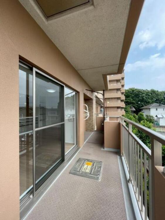 バルコニー 陽当たり良好の明るいバルコニー 