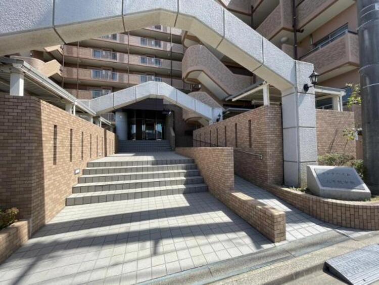 エントランス 管理体制良好のスロープ付きエントランスです