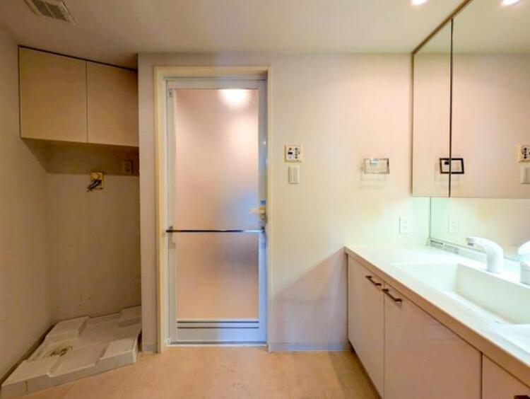 洗面 【洗面・脱衣所】使用頻度の高い場所だからこそ便利な空間に。多人数での使用も考えた便利な空間です