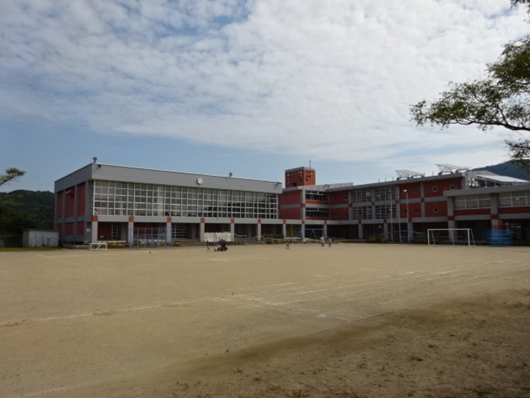 周辺 牟礼岡小学校【鹿児島市立牟礼岡小学校】は、牟礼岡1丁目に位置する1987年創立の小学校です。令和3年度の生徒数は93人で、8クラスあります。校訓は「あかるく　かしこく　た… 徒歩 約7分（約550m）