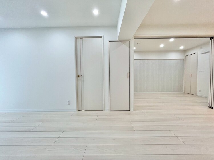 居間 忙しく過ぎゆく日常を置き去るほど、ゆったりした時間が流れるリビング。