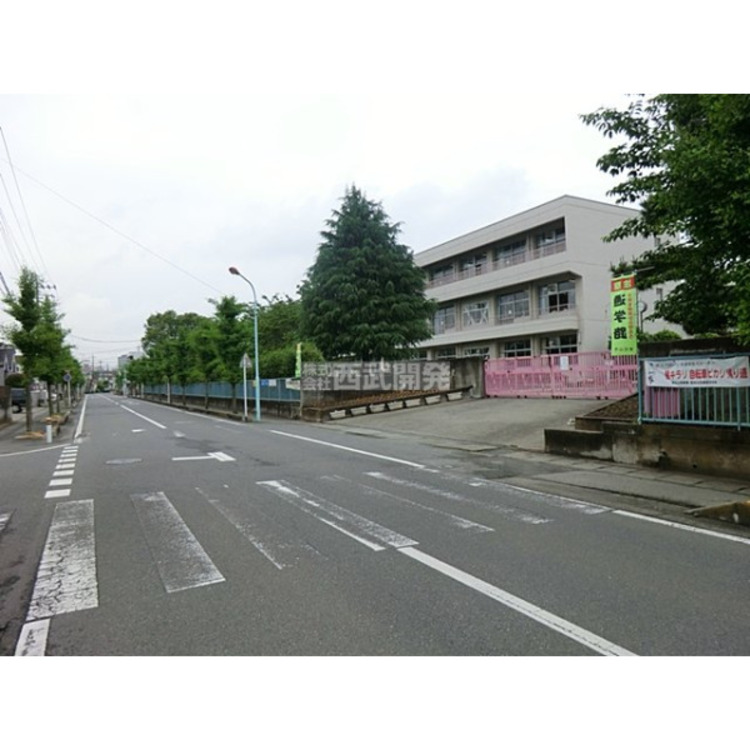 周辺 東中学校(約700m)