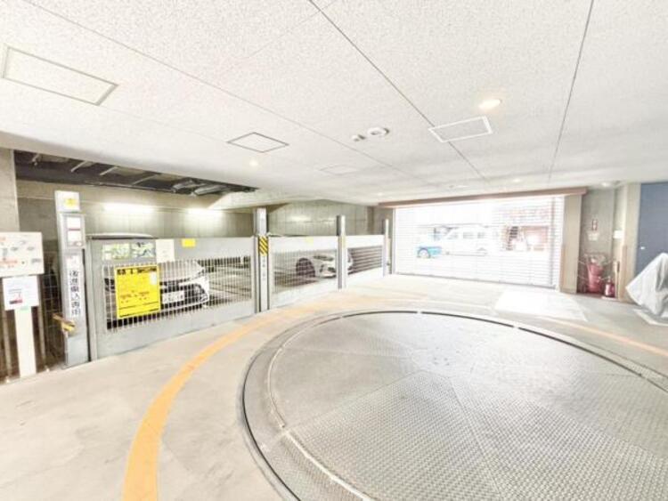 駐車場 マンションの敷地内に設けられた駐車スペースなので重い荷物の出し入れの負担を最小限に抑えられます。