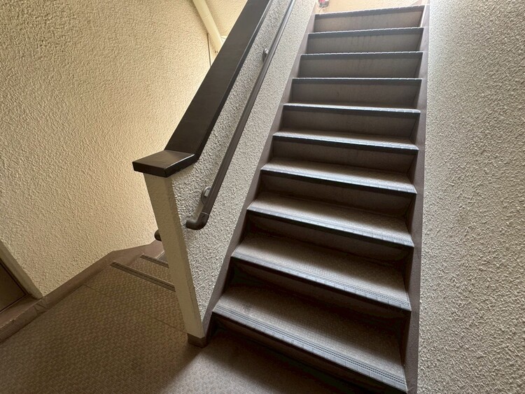 その他 共用部の階段です。明るく清潔に管理されています。