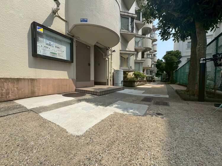 その他 上質感漂う玄関アプローチです。