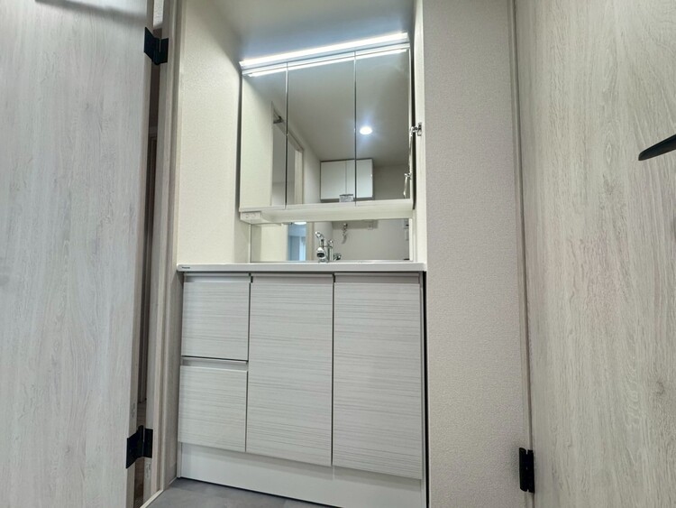 その他 清潔感を感じられる洗面化粧台。