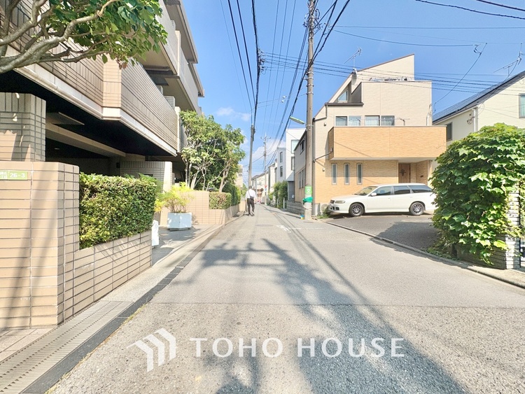内装 ◆サンサンと◆差し込む太陽の光がこのリビングに笑いをもたらす。