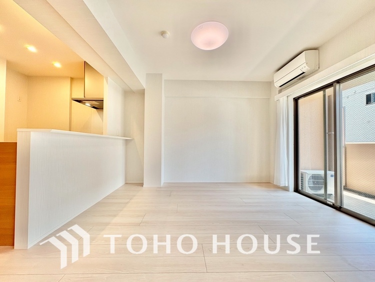 内装 【living】居心地のいい暮らしには欠かせない眩い採光。ゆったりとした幅の窓からこの空間に降り注ぐ採光が絶えない。