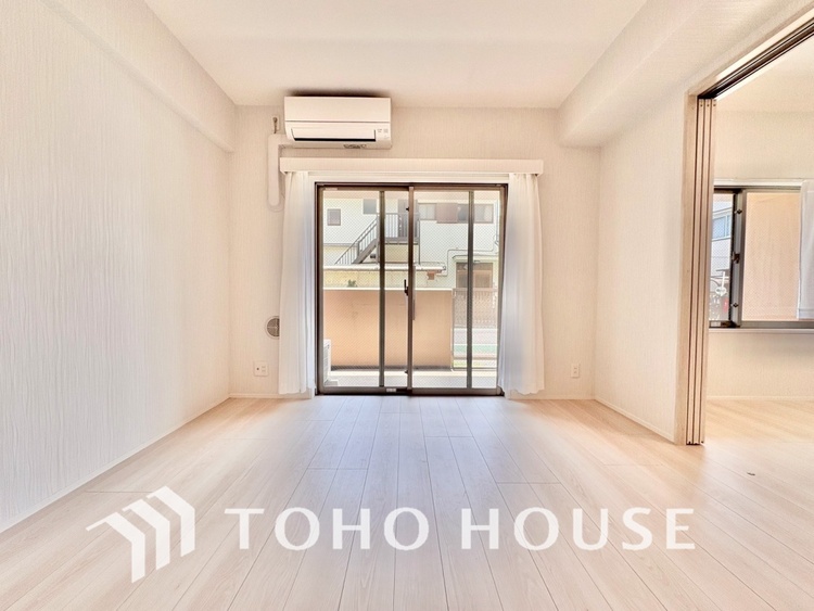 内装 風の通り道。舞い込んでくる風が優しく躍り、室内に爽やかな空気を運んでくる。そこに季節の息吹を感じて、いまがどんな季節なのかを実感する。