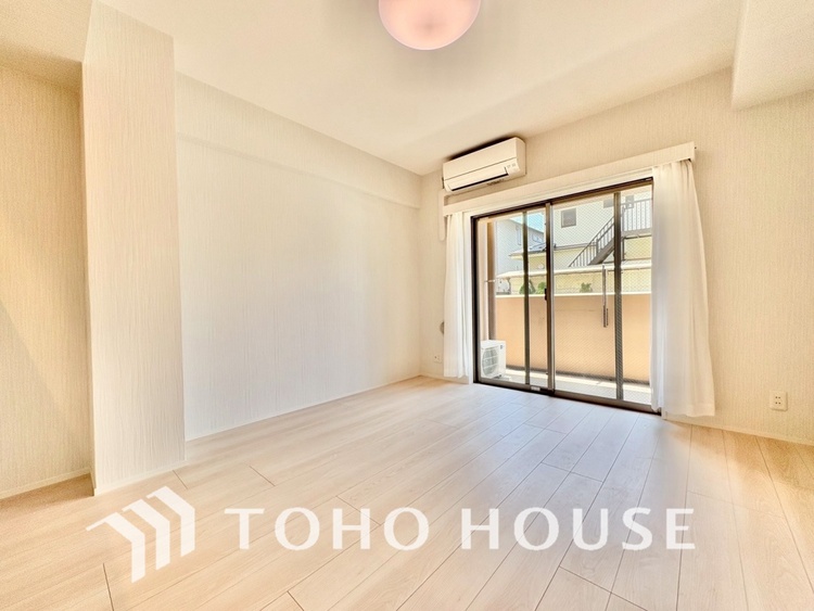 内装 ◆サンサンと◆差し込む太陽の光がこのリビングに笑いをもたらす。ソファの上のクッションがポカポカした暖気にぬくぬくと微睡んでいる。