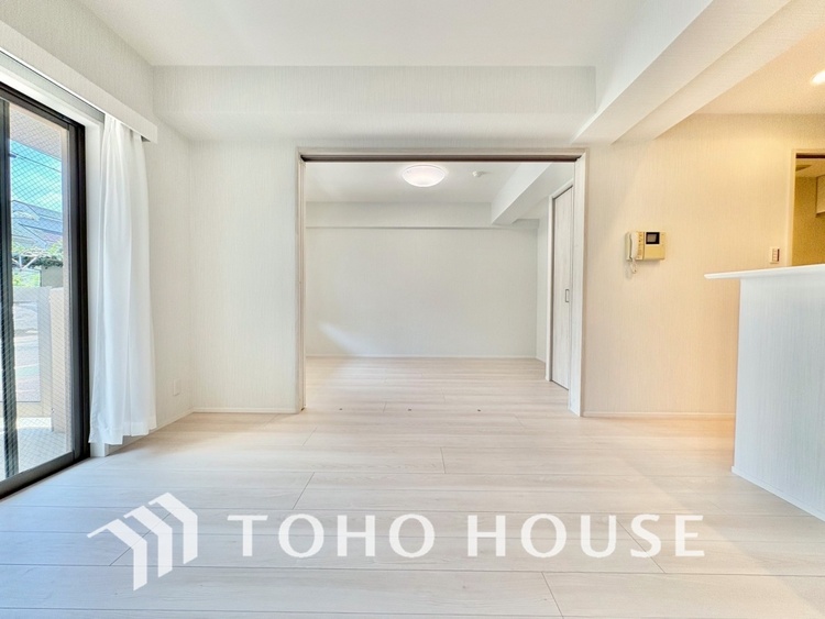 内装 ◆瀟洒な空間◆落ち着きのある彩が見事に調和させた瀟洒な空間を演出。ここに集まる家族の会話と笑顔が絶え間なく続く幸せな空間。