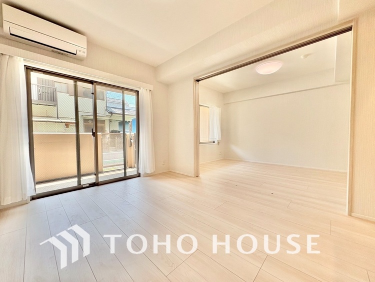 内装 忙しい朝でも、しっかり家族が揃って食事をして頂けるゆとりある大きさのダイニングスペース。