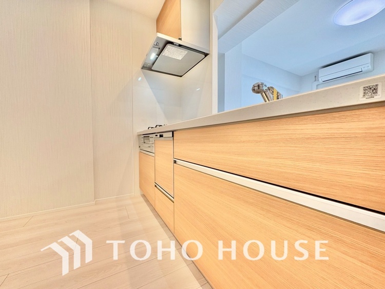 キッチン 手元の収納から、足元の収納までが全てスライド式で、奥のスペースまで有効に活用できます。奥まで上から見渡せるので、たまにしか使わない調理器具もサッと取出せます。