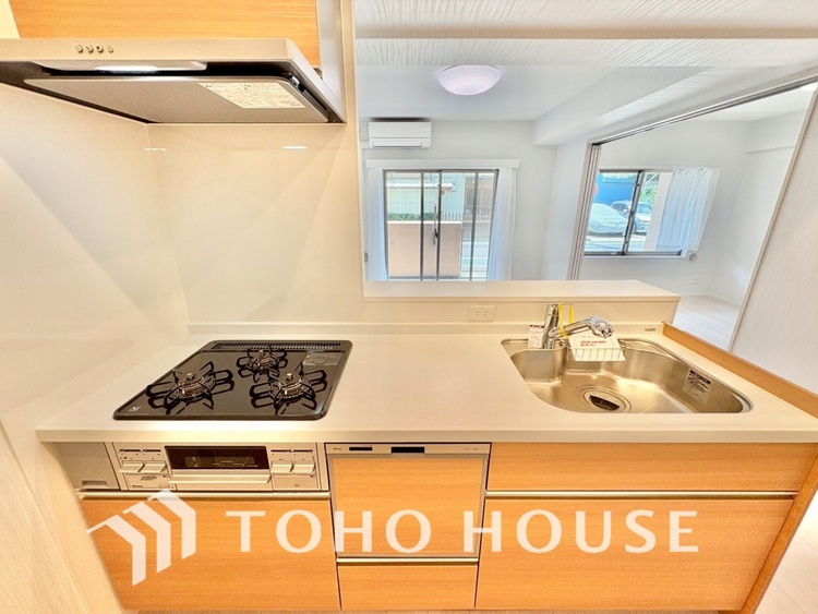 キッチン ◆愛育◆キッチンは家族の絆を育む大切な空間。シンプルで使い易いSystemKitchenで愉しく作る料理は愛情のある美味しいご馳走に。家族で使える広々としたダイニングキッチンです。