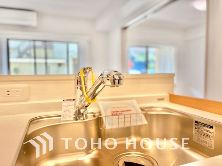 キッチン 広々としたキッチンのシンクは、料理の準備と片付けを楽にし、使いやすさを最大限に引き立てます。