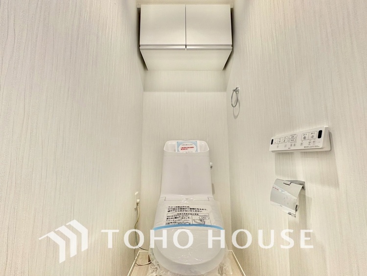 トイレ 清潔感あるホワイト調のクロスと温もり溢れるモダンカラーの床材が見事に調和した本邸宅は、毎日の生活を少しでも快適に過ごして頂ける様に落ち着いた雰囲気作りから行っています。