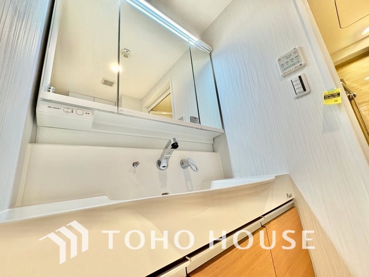 洗面 気持ちの良い朝をつくりだし、夕方には笑顔を取り戻させてくれるミラー。パウダールームはいつでも本来の自分を取り戻せる空間。明るく仕上げてあります。