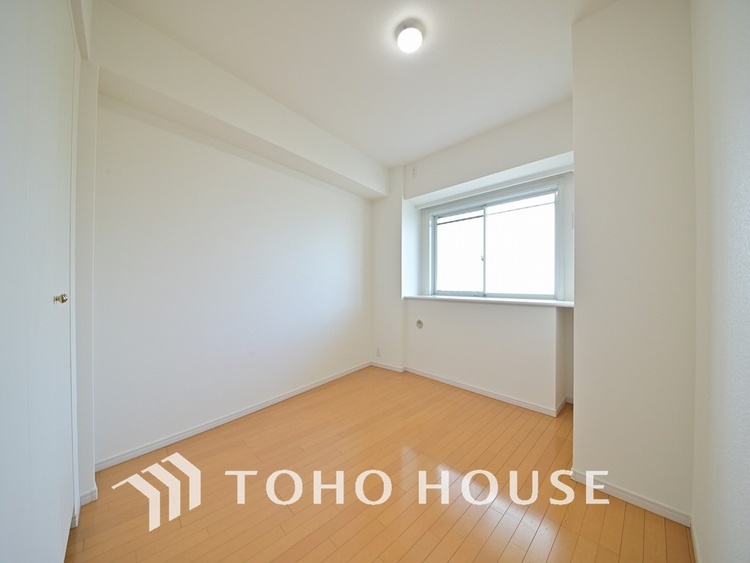 内装 採光もある洋室は、くつろぎのひと時を過ごすのにぴったり