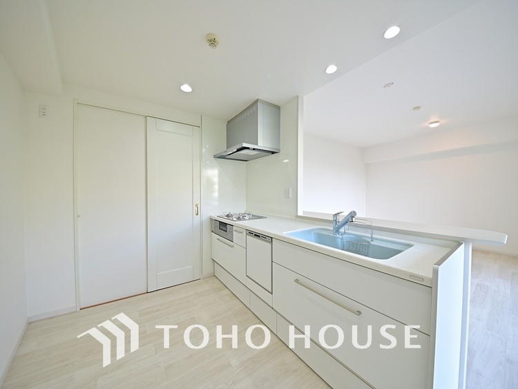 キッチン 落ち着きのあるカラーで統一された清潔感と気品が溢れるキッチン