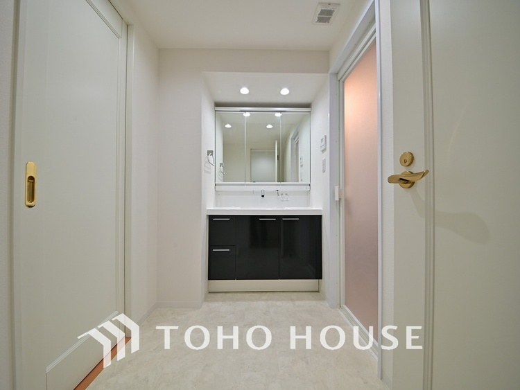 洗面 洗面台には三面鏡を採用。身だしなみを整えやすく収納量も良好です