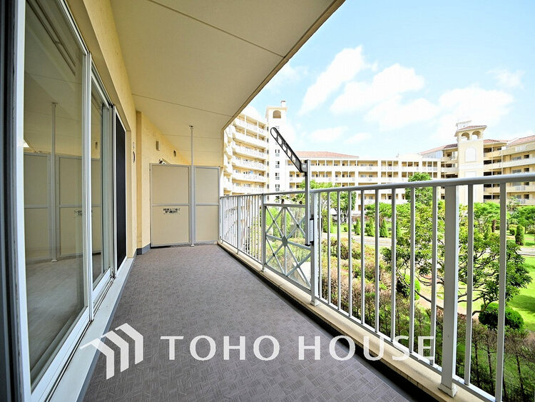 バルコニー 日当たりの良いバルコニーで晴れの日の洗濯物も楽しみになりますね