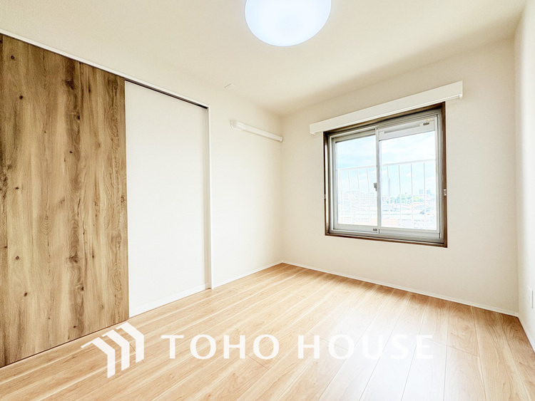 内装 採光もある洋室は、くつろぎのひと時を過ごすのにぴったり